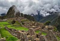 Hallan la placa dorada que reconoce a Machu Picchu como una maravilla mundial
