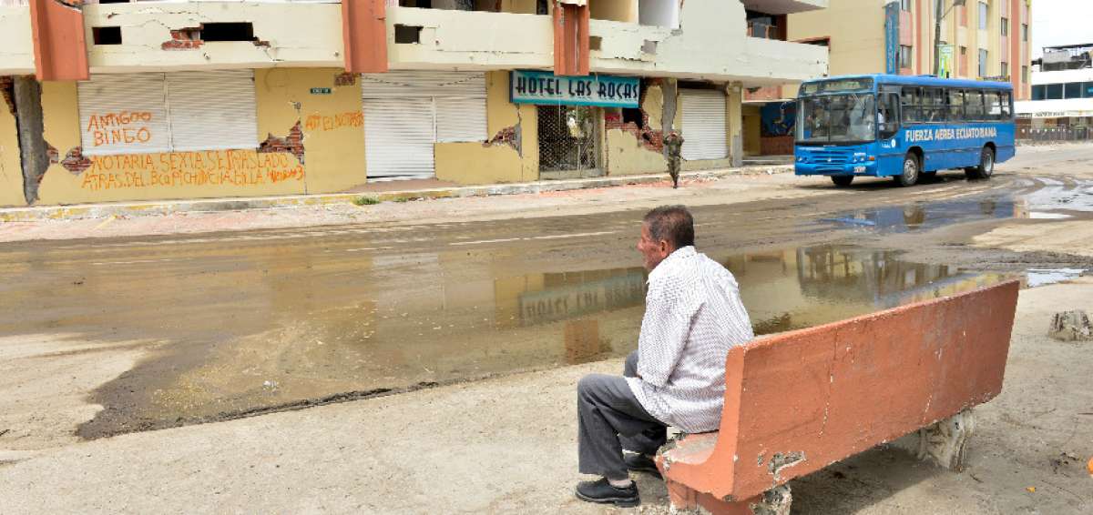 Antonio Ram&oacute;n Cede&ntilde;o Paz, de 78 a&ntilde;os, como un celoso vigilante, llega todos los d&iacute;as al sector de Tarqui para observar el estado en que qued&oacute; el hotel Las Rocas, de su propiedad, construido hace 42 a&ntilde;os.