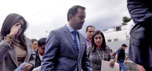 Iv&aacute;n Granda acudi&oacute; a la Fiscal&iacute;a acompa&ntilde;ado de la Secretaria Jur&iacute;dica de la Presidencia, Johanna Pes&aacute;ntez.