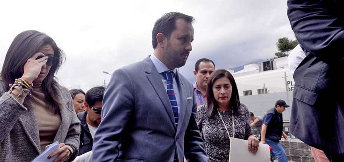 Iv&aacute;n Granda acudi&oacute; a la Fiscal&iacute;a acompa&ntilde;ado de la Secretaria Jur&iacute;dica de la Presidencia, Johanna Pes&aacute;ntez.