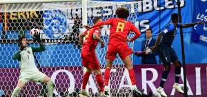 El momento exacto en que el defensa franc&eacute;s Samuel Umtiti (der.) cabecea y marca el &uacute;nico gol del partido que le dio a su selecci&oacute;n la clasificaci&oacute;n a la final. Los defensas belgas y el arquero Thibaut Courtois quedaron sin reacci&oacute;n.