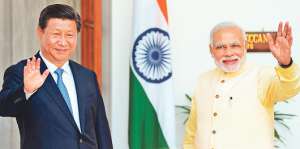Xi Jinping (i) y el primer ministro indio, Narendra Modi, concretaron importantes convenios. Foto: AFP
