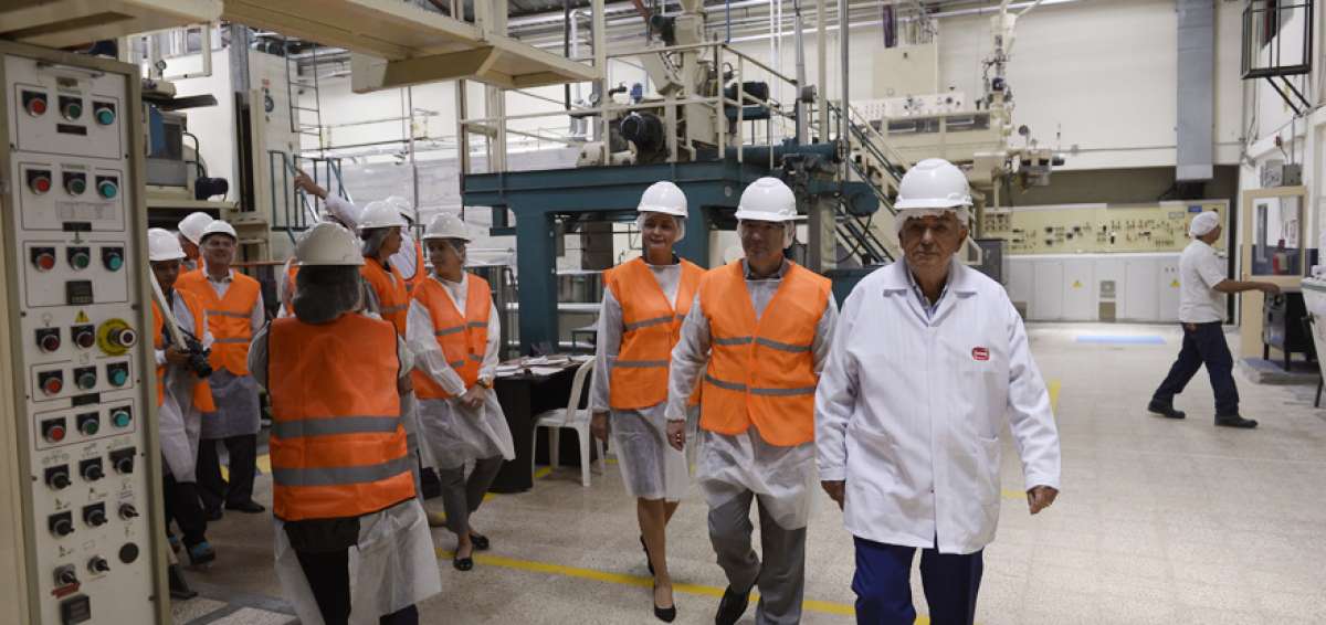 El presidente de Sumesa, Jorge Garc&iacute;a (derecha), acompa&ntilde;&oacute; al ministro Carlos Cassinelli a recorrer la planta.