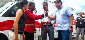 El ministro C&eacute;sar Navas entrega las ambulancias a las autoridades del Cuerpo de Bomberos.