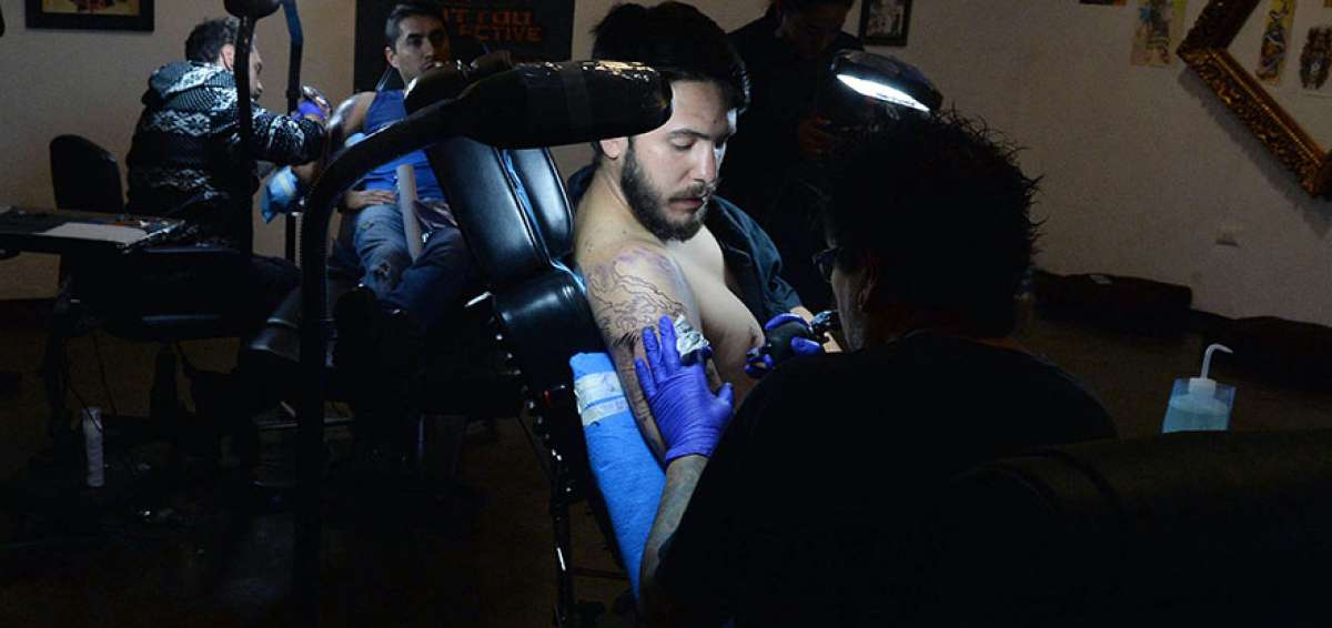En el museo de Arte Moderno se instal&oacute; un espacio para tatuar a las personas que gustan de esta moda.
