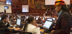 El asamble&iacute;sta de Alianza PAIS, Carlos Viteri, conversa con sus coidearios durante una sesi&oacute;n del Pleno.