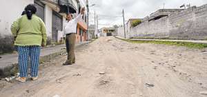 Luis Guaita, morador del barrio La Inmaculada, asegura que entreg&oacute; alrededor de $ 15 mil al Municipio para ejecutar el adoquinamiento del pasaje B46, sin que esto se haya cumplido hasta ahora. Foto: Santiago Aguirre / El Tel&eacute;grafo