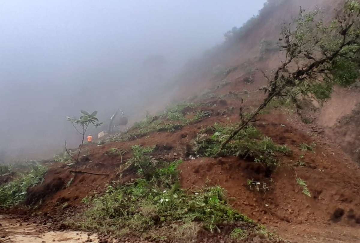 La v&iacute;a Cuenca - Molleturo est&aacute; cerrada por un gran derrumbe.