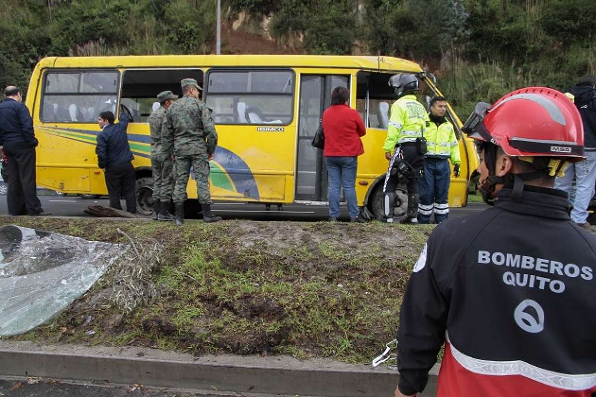 El veh&iacute;culo fue retirado del parterre alrededor de las 10:30 de la ma&ntilde;ana. Sin embargo, los conductores exigen mayor control en la v&iacute;a. Foto: Daniel Molineros / EL TEL&Eacute;GRAFO