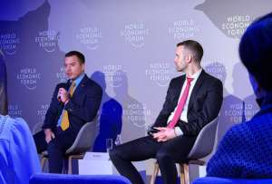 Daniel Noboa intervino en un panel de liderazgo durante el Foro Econ&oacute;mico Mundial en Davos.