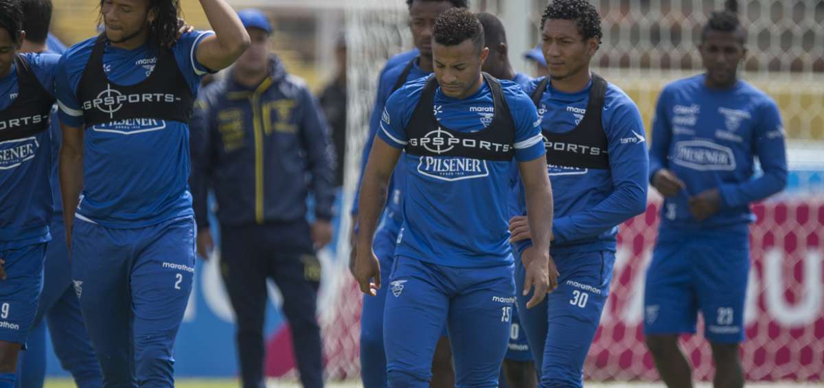 Pedro Qui&ntilde;&oacute;nez (15) durante la pr&aacute;ctica de Ecuador. 