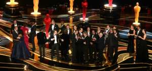 Todo el equipo de "Green Book" subi&oacute; al escenario para celebrar su galard&oacute;n como mejor pel&iacute;cula.