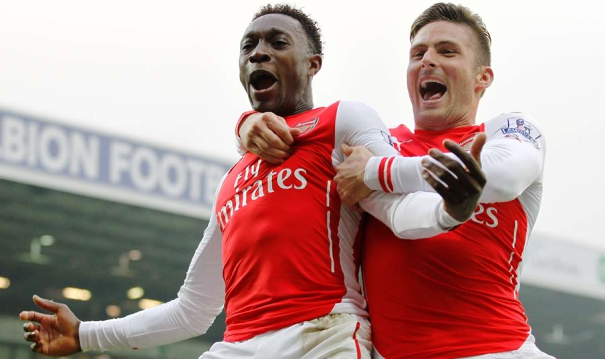 Danny Welbeck (i) anot&oacute; de cabeza para darle la victoria a los "Gunners". Foto: Agencia AFP