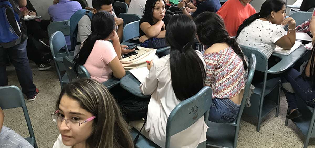 Estudiantes de nivelaci&oacute;n general reciben clases en la matriz de la Universidad Laica Eloy Alfaro de Manab&iacute; (Uleam) los s&aacute;bados y domingos.  
