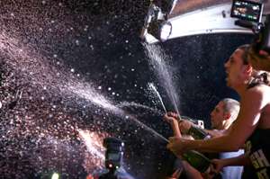 Una de las costumbres del d&uacute;o es repartir vodka y champa&ntilde;a al p&uacute;blico de las primeras filas. Foto: Internet