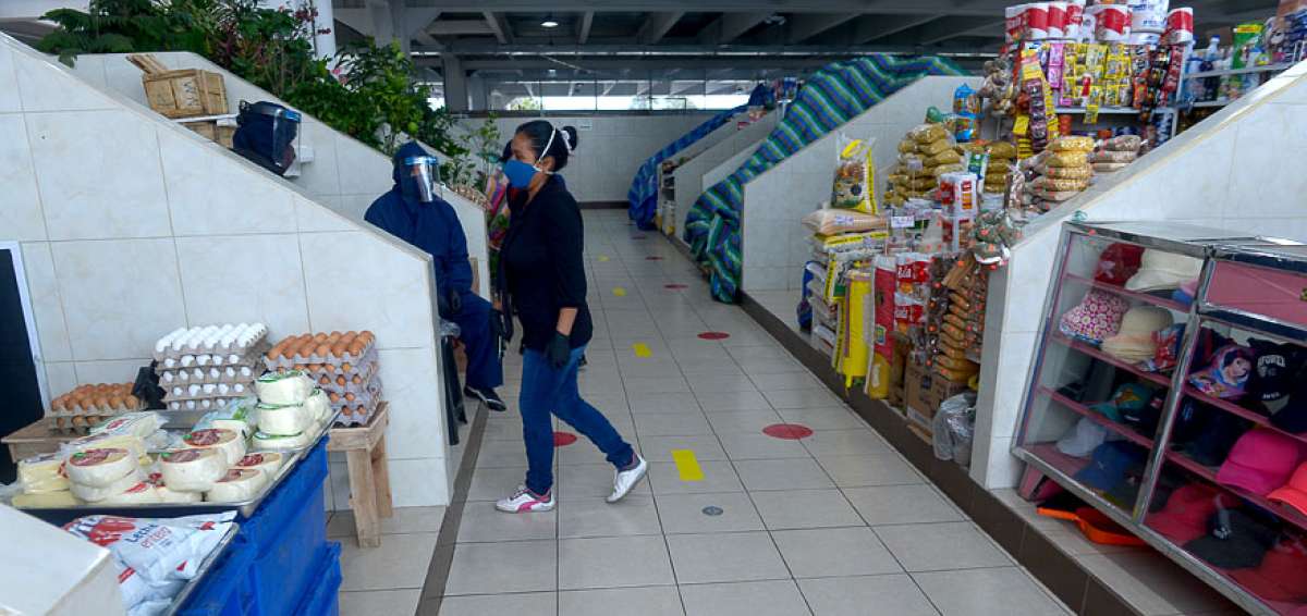 En los mercados se ha pintado la se&ntilde;al&eacute;tica necesaria para que los usuarios conserven la distancia. Adem&aacute;s, deben llevar siempre mascarilla.