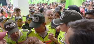 La central de AP en Guayaquil concit&oacute; a dos bandos: los de a favor y los que est&aacute;n en contra con las propuestas del Gobierno. La Polic&iacute;a tuvo que intervenir.
