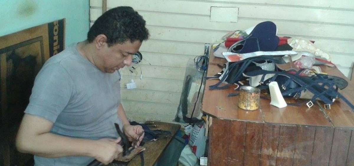 Pese a sus capacidades especiales, Jorge S&aacute;nchez trabaja sin complicaciones en su taller de calzado ubicado en el Suburbio Oeste de Guayaquil