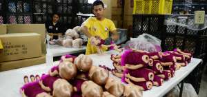 En Pica empieza en julio la producci&oacute;n de juguetes. Trabajadores fabrican la mu&ntilde;eca Travelina.