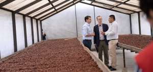 El ministro de Agricultura y Ganader&iacute;a Xavier Lazo (i) junto al al embajador de los Estados Unidos, en Ecuador, Michael J. Fitzpatrick y Jorge Ort&iacute;z, productor.