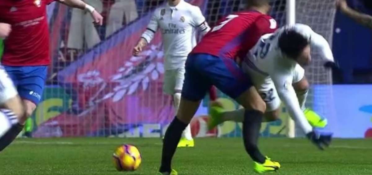Escalofriante lesi&oacute;n de Tano en juego Osasuna-Real Madrid