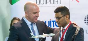 Arik De (der.), representante de Aerom&eacute;xico, entreg&oacute; un obsequio al presidente de Corporaci&oacute;n Quiport, Andrew O&rsquo;Brian, en Routes Americas.