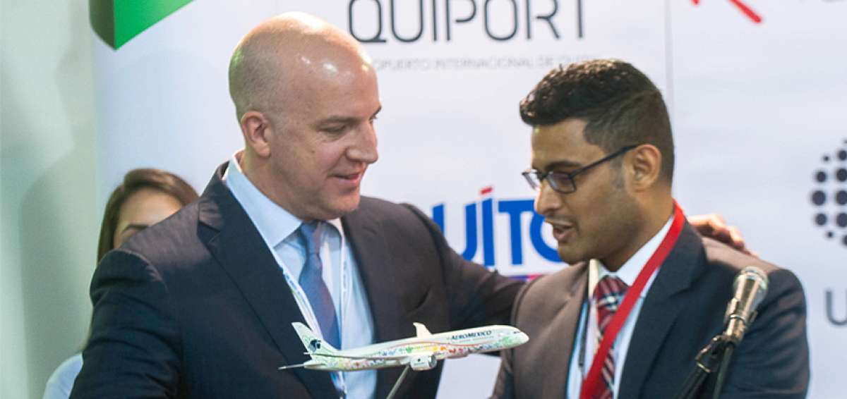 Arik De (der.), representante de Aerom&eacute;xico, entreg&oacute; un obsequio al presidente de Corporaci&oacute;n Quiport, Andrew O&rsquo;Brian, en Routes Americas.