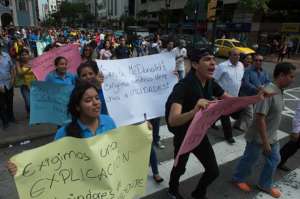 El grupo de trabajadores se concentr&oacute; en la plaza San Francisco con pancartas y pitos. Foto: Miguel Castro.