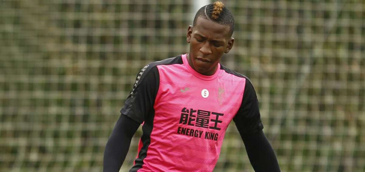 Pervis Estupi&ntilde;&aacute;n entrena con el primer equipo del Granada