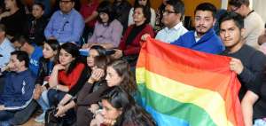 Integrantes de la Comunidad GLBTI asistieron al Concejo Cantonal de Cuenca para el debate de la ordenanza.