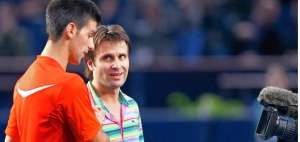 Fabrice Santoro (der.) saluda a Novak Djokovic despu&eacute;s del partido que disputaron en 2007 en el torneo Par&iacute;s-Bercy.