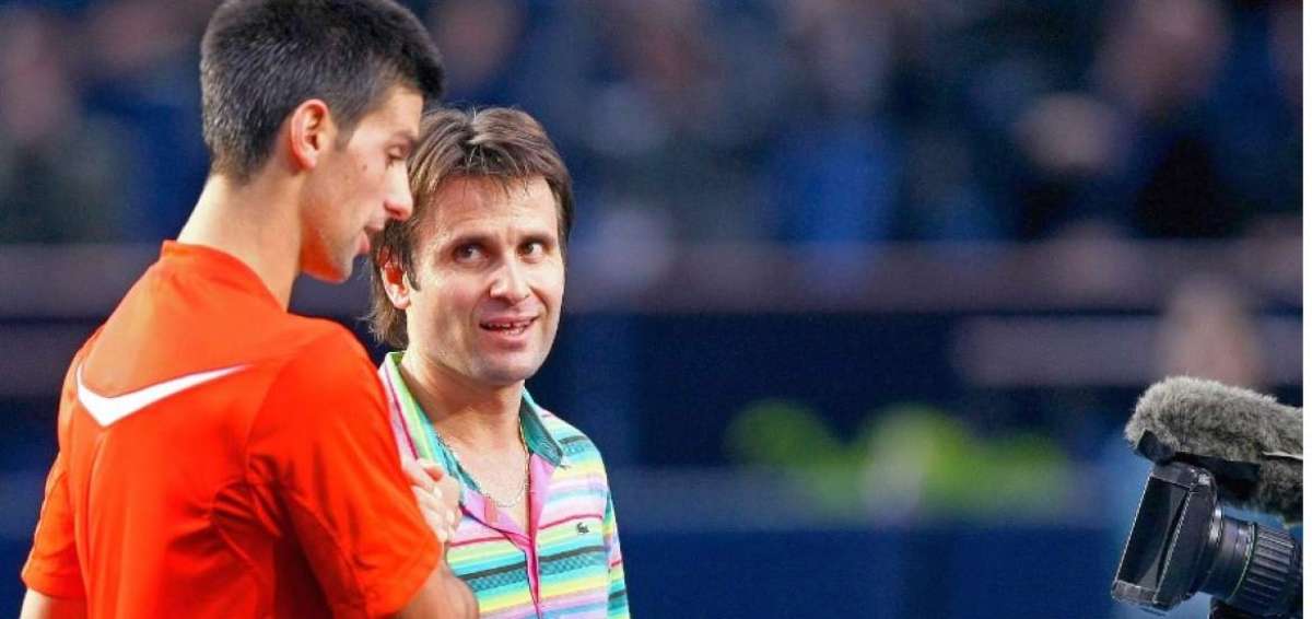 Fabrice Santoro (der.) saluda a Novak Djokovic despu&eacute;s del partido que disputaron en 2007 en el torneo Par&iacute;s-Bercy.