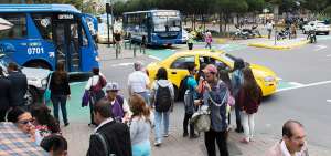 El fortalecimiento de los sistemas de transporte p&uacute;blico es una de las apuestas para reducir las cargas vehiculares.