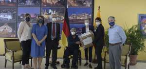 El presidente del Poder Legislativo, C&eacute;sar Litardo, entreg&oacute; cientos de kits de alimentos a varias familias en cinco zonas de la provincia de Los R&iacute;os.