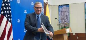 Alex Delorey, c&oacute;nsul general de Estados Unidos en Quito, ofreci&oacute; una rueda de prensa.