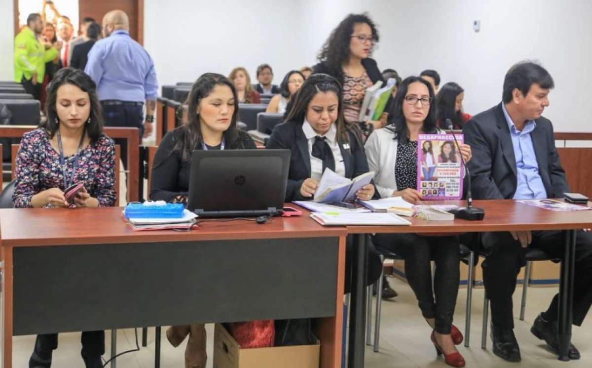 Elizabeth Rodr&iacute;guez, madre de Juliana, muestra las fotos de su hija. 