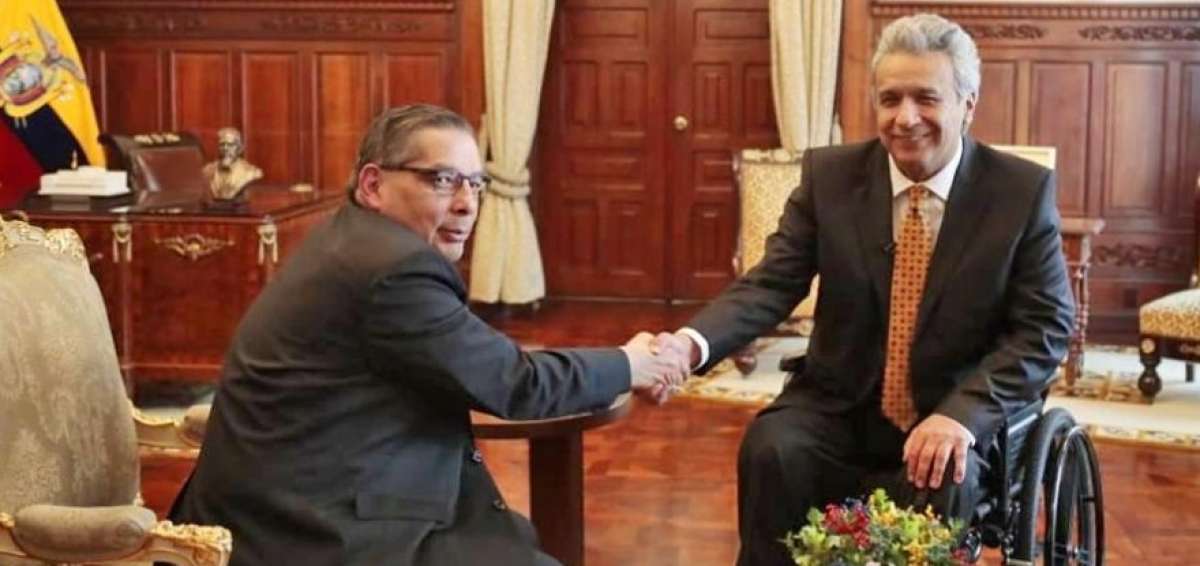 El presidente Len&iacute;n Moreno saluda al nuevo arzobispo de Quito,  monse&ntilde;or Alfredo Jos&eacute; Espinoza.