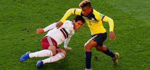 El lateral izquierdo Diego Palacios (d), de Ecuador, durante el partido contra M&eacute;xico en la &uacute;ltima jornada de la fase de grupos del Mundial.