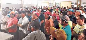 Obreros y due&ntilde;os de concesiones se convocaron en el sal&oacute;n principal del Municipio de Portovelo para tomar decisiones respecto al cierre de las minas.