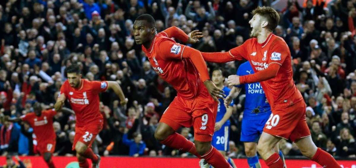Christian Benteke (9) festejando el gol que consigui&oacute; a favor del Liverpool. 