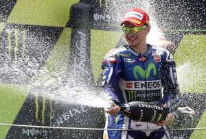 Es el cuarto triunfo consecutivo de Lorenzo, que se coloca a un punto de Rossi en la clasificaci&oacute;n del Mundial. Foto: Agencia AFP