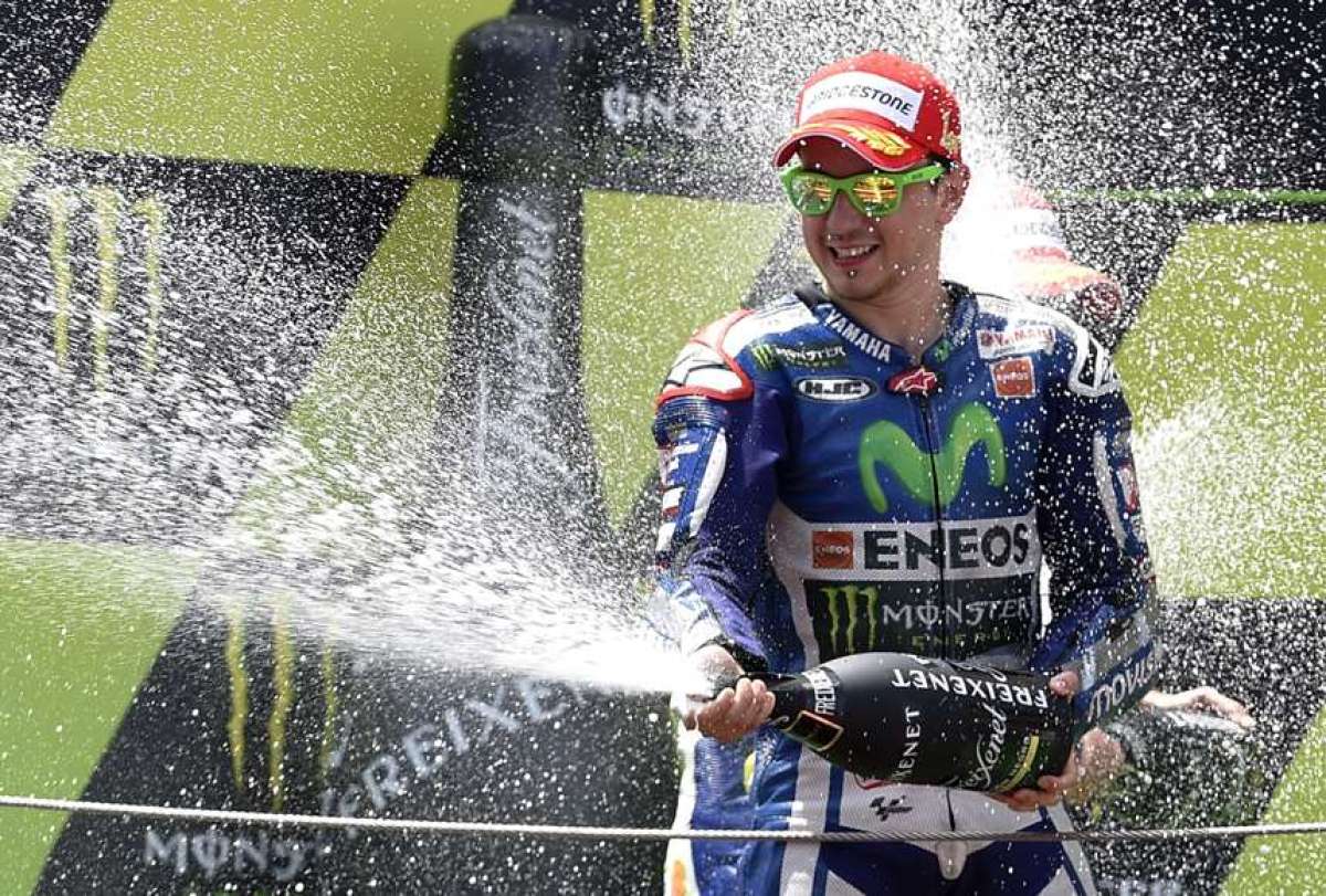 Es el cuarto triunfo consecutivo de Lorenzo, que se coloca a un punto de Rossi en la clasificaci&oacute;n del Mundial. Foto: Agencia AFP