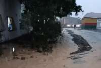 Cuatro casas afectadas y un río desbordado por lluvias en Azuay