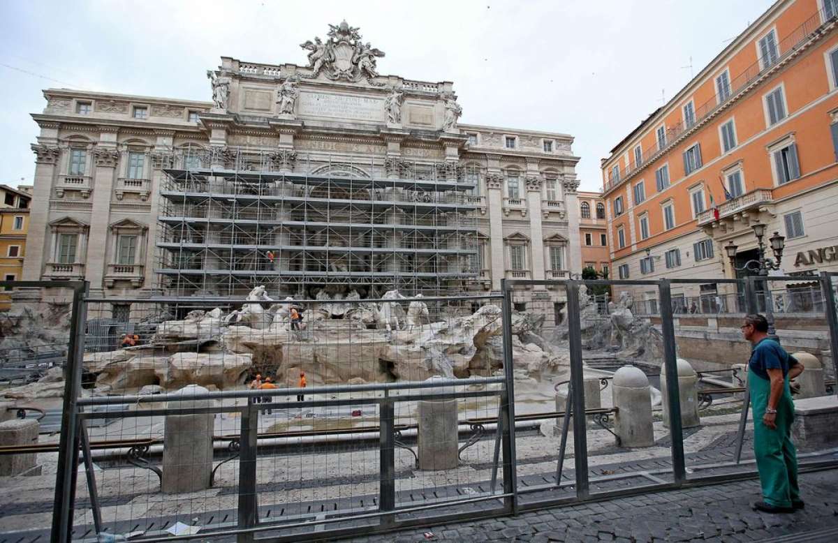 La Fontana di Trevi exhibe a los turistas los secretos de su restauraci&oacute;n 