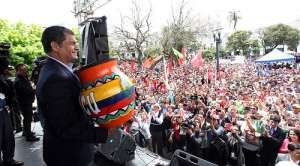 El mandatario recibi&oacute; una vasija y un manifiesto de parte de las organizaciones sociales. Foto: Presidencia 