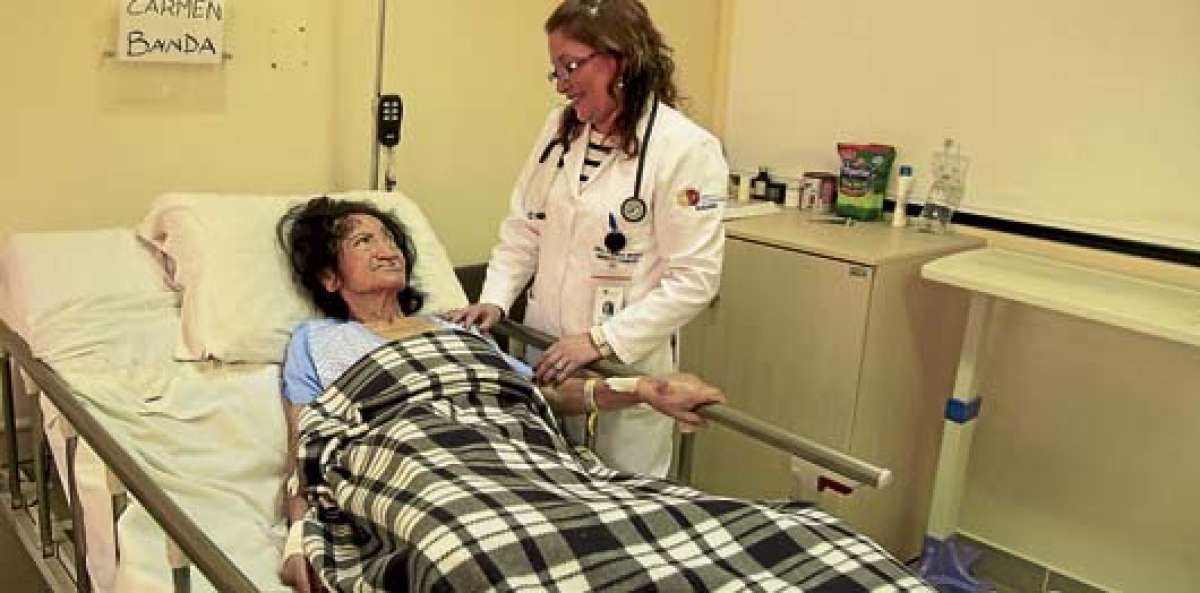 La paciente recibe cuidados paliativos en el Hospital del Adulto Mayor de Quito. Foto: Cortes&iacute;a MSP.