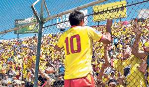 El volante Mauricio Mu&ntilde;oz festeja junto a la hinchada de Aucas, luego de la victoria 2-1 sobre Macar&aacute; en el estadio Bellavista de Ambato. Foto: Marco Salgado.
