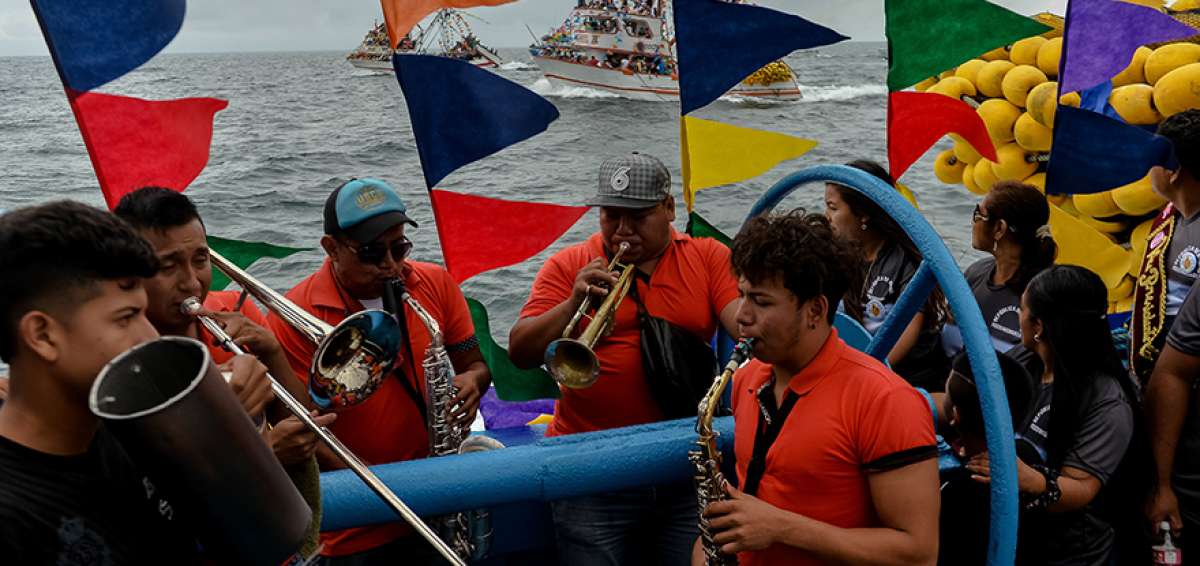 En el enclave marino de Machalilla, en el suroeste del cant&oacute;n Puerto L&oacute;pez, en Manab&iacute;, la banda de pueblo de los Hermanos Guti&eacute;rrez toca en las fiestas de San Pedro y San Pablo, a bordo de un barco de casco de madera. 