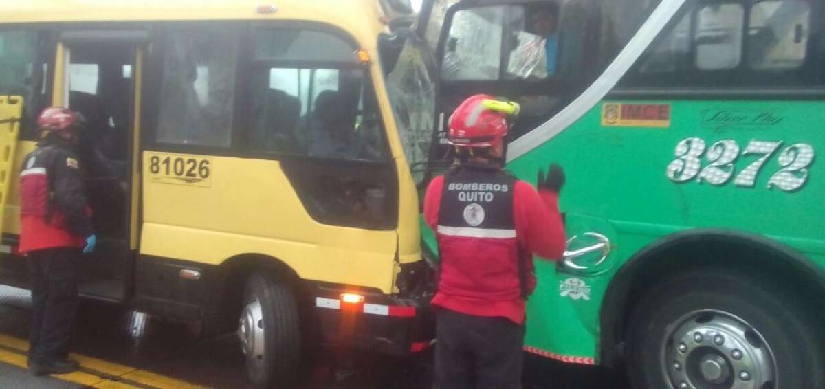 En el puente del R&iacute;o Chiche se registr&oacute; un accidente de buses. Foto: COE Metropolitano