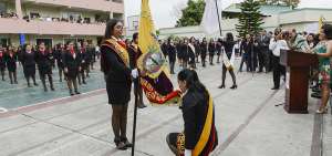 GUAYAQUIL.- La abanderada del Pabell&oacute;n Nacional Elisa Galarza sujeta el s&iacute;mbolo patrio mientras Scarlet Carranza realiza el juramento de la bandera.